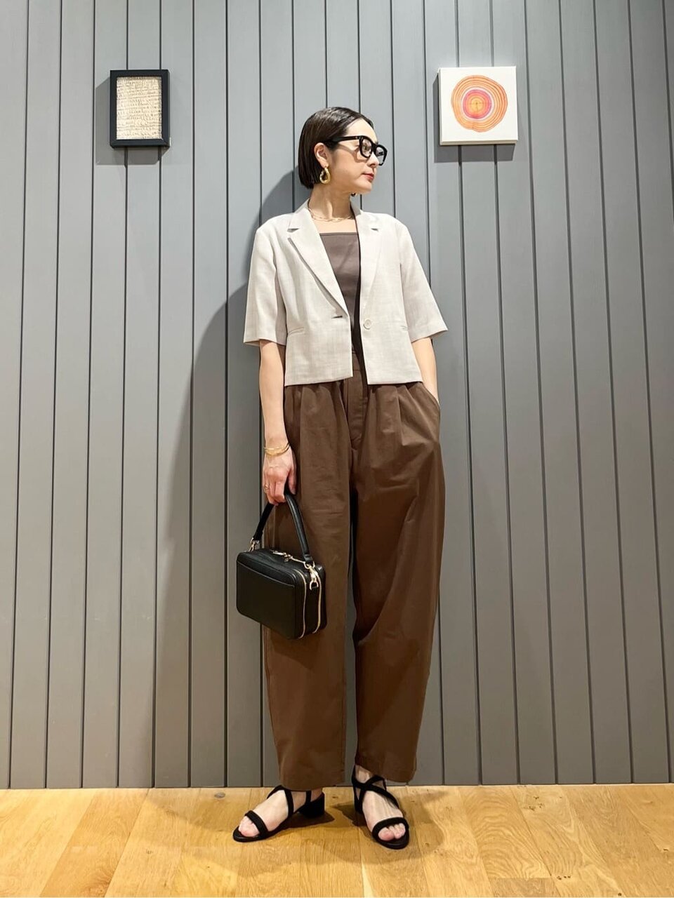 半袖ジャケットを着た女性