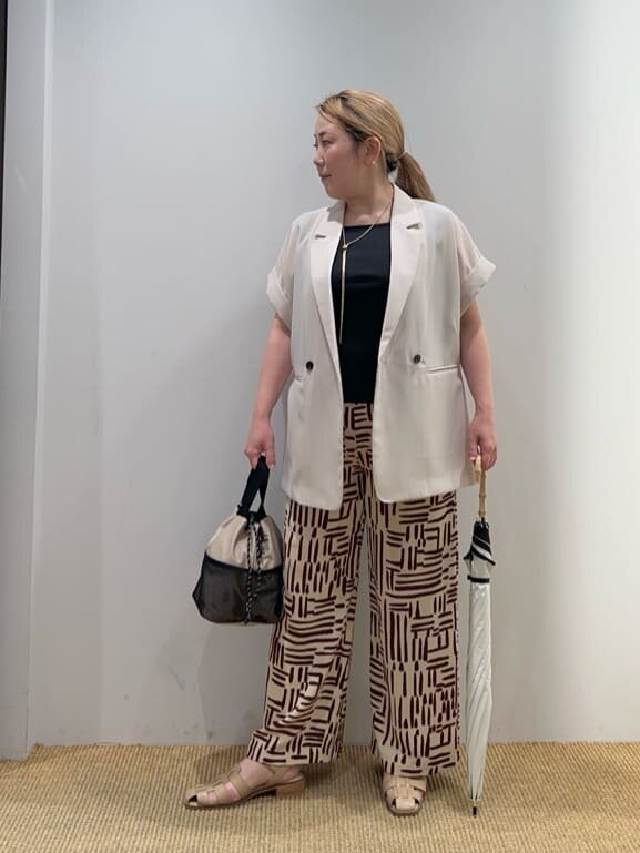 シャツジャケットを着た女性
