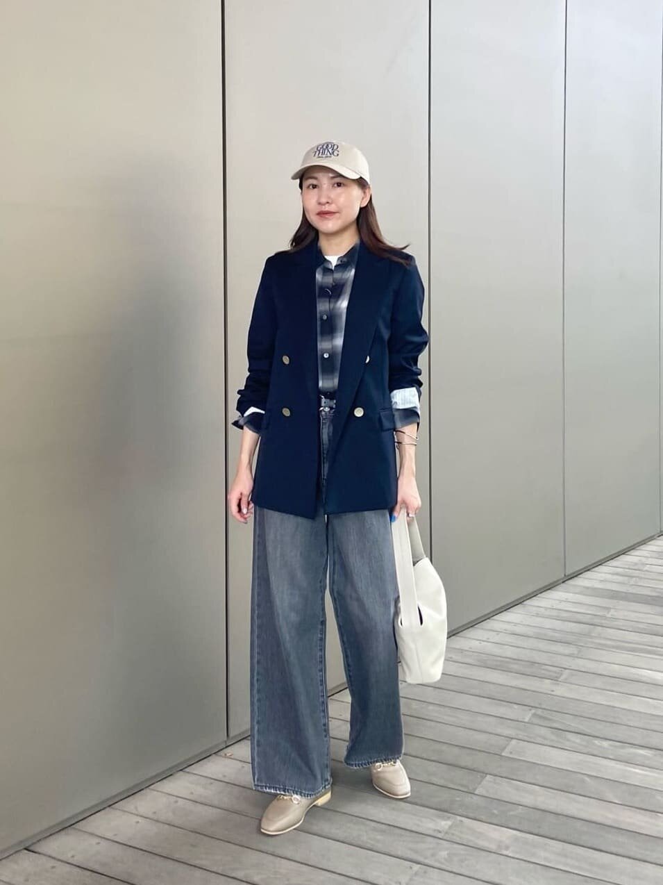 シャツジャケットを着た女性