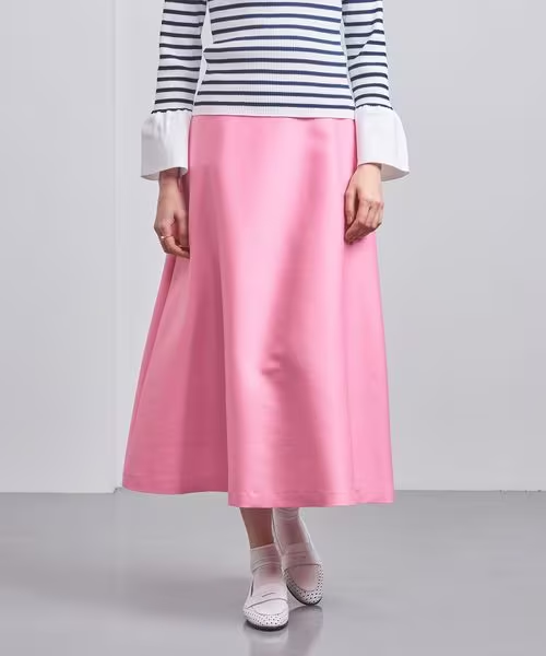 ピンクのフレアスカートをはいた女性