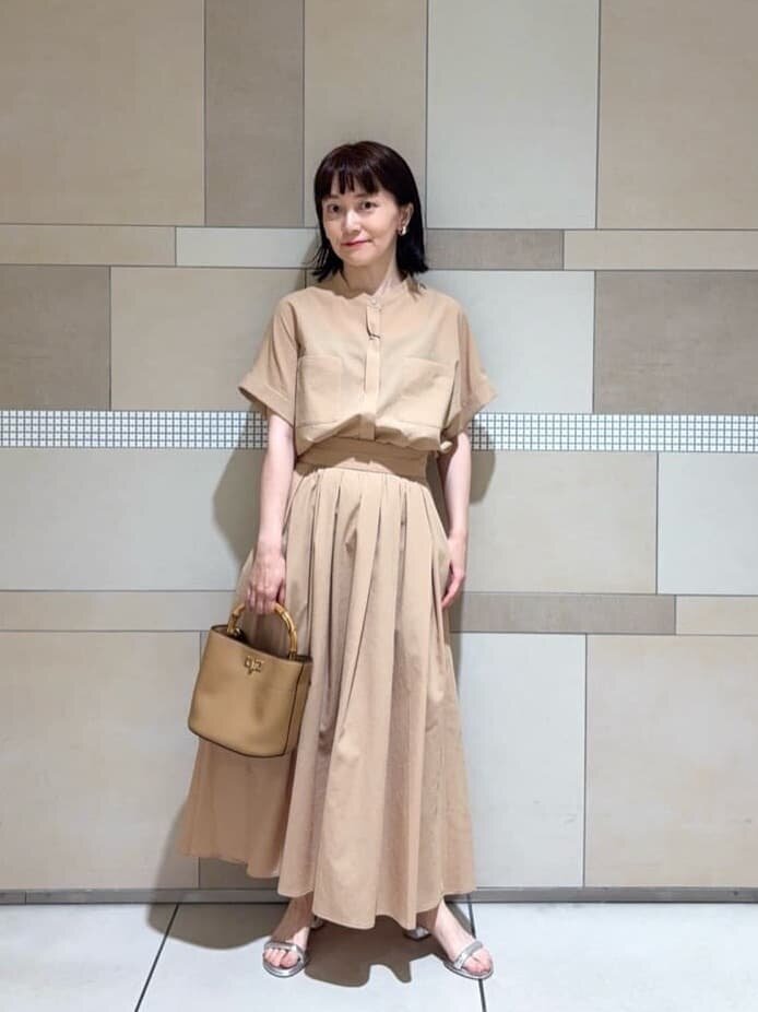 シャツを着た女性