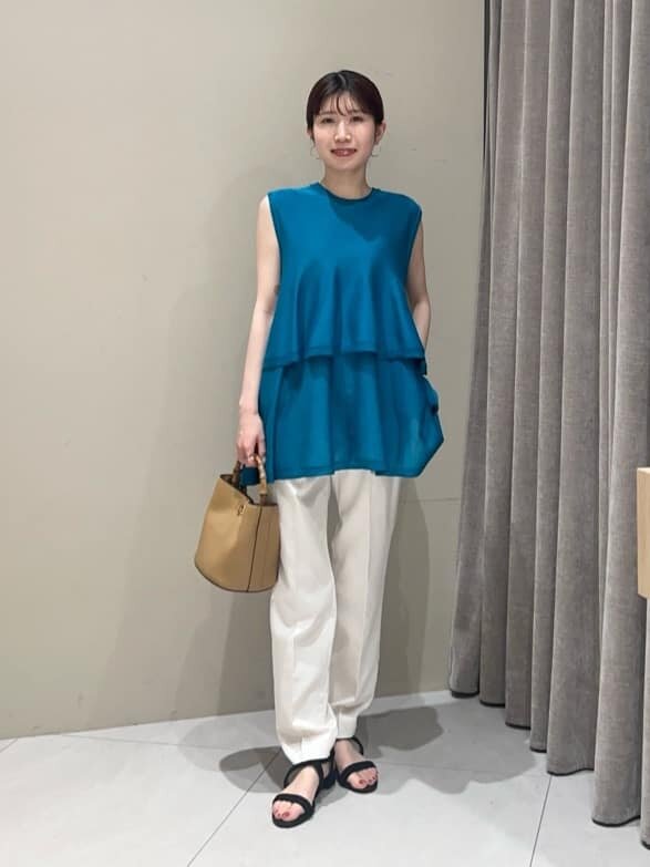 ティアードニットを着た女性
