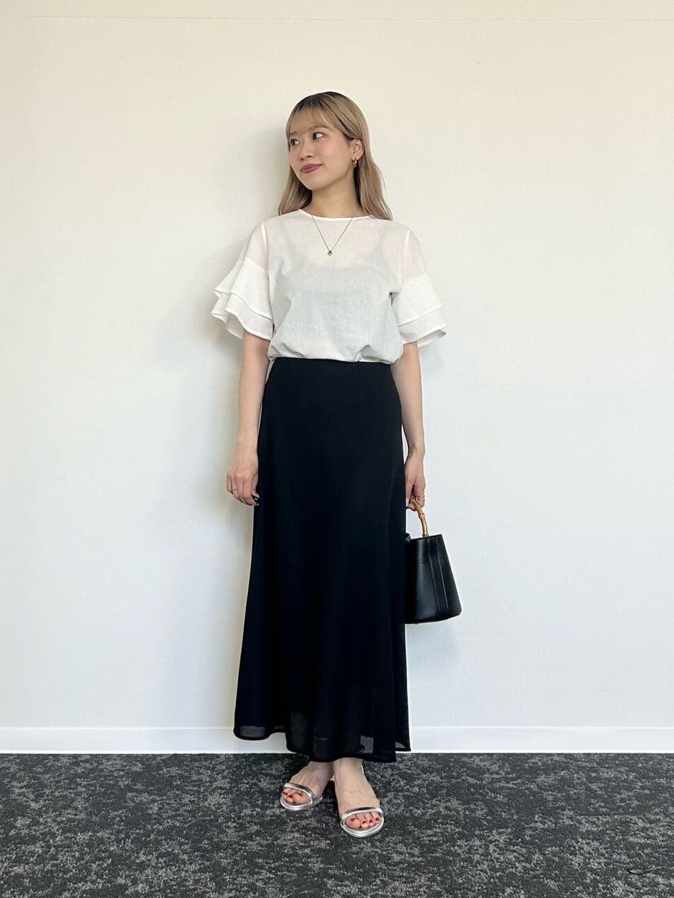 フレアスリーブのトップスを着た女性