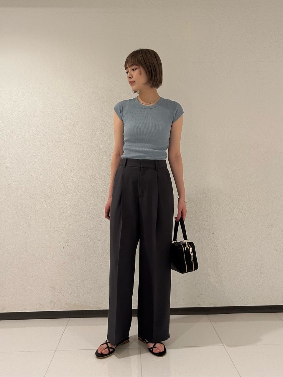 フレンチスリーブTシャツを着た女性