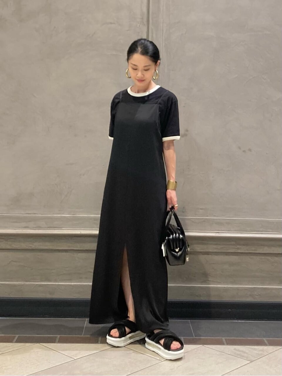 キャミワンピースを着た女性