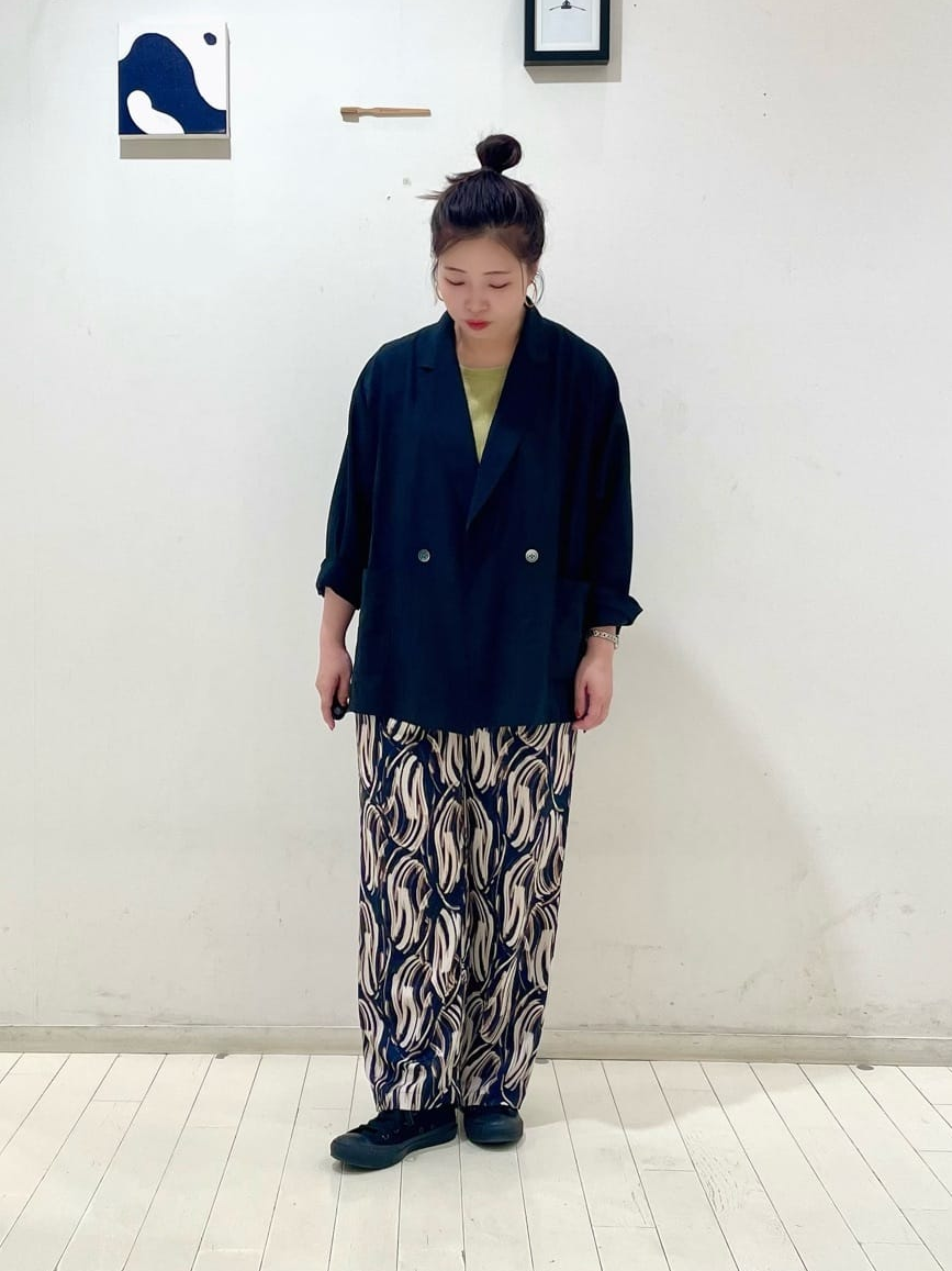 ジャケットを着た女性