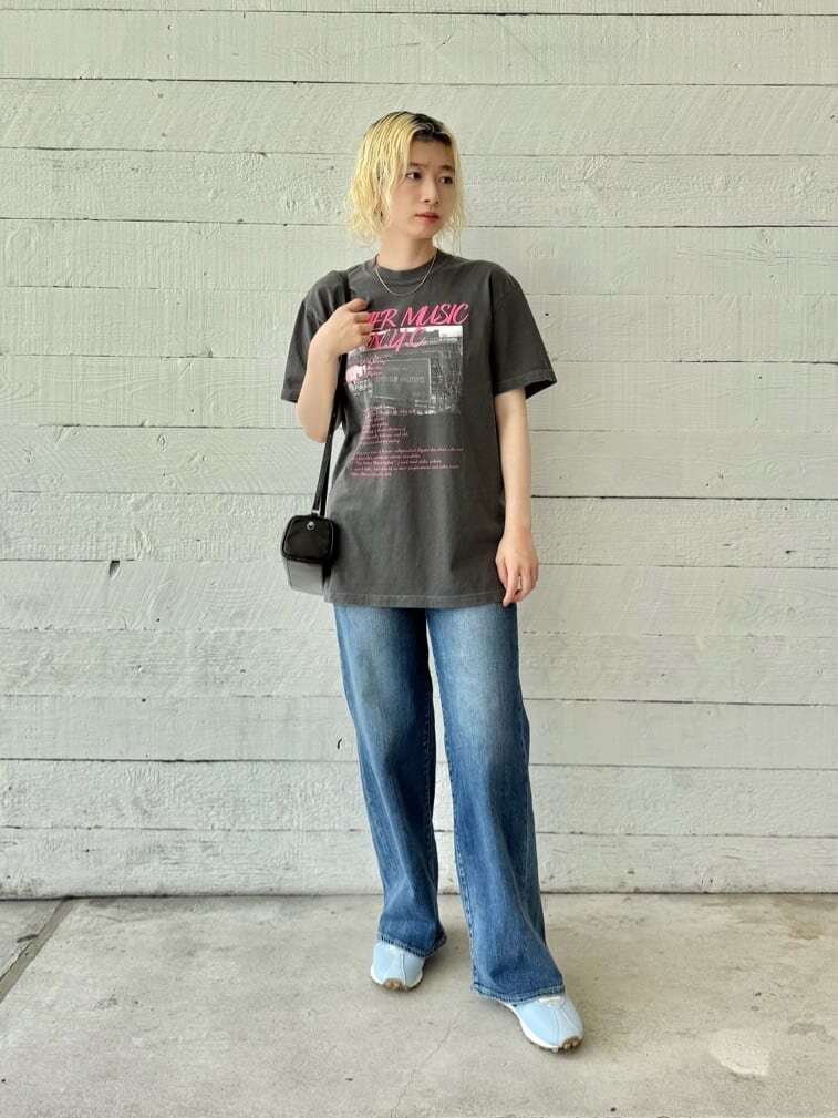Tシャツとデニムパンツの屋内ライブコーデ