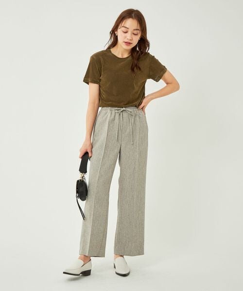 コンパクトTシャツを着た女性