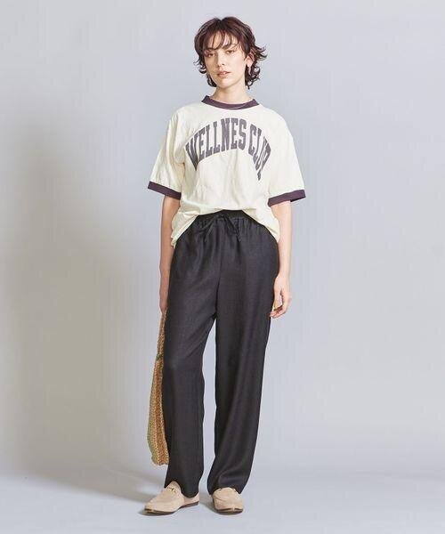 ロゴTシャツを着た女性