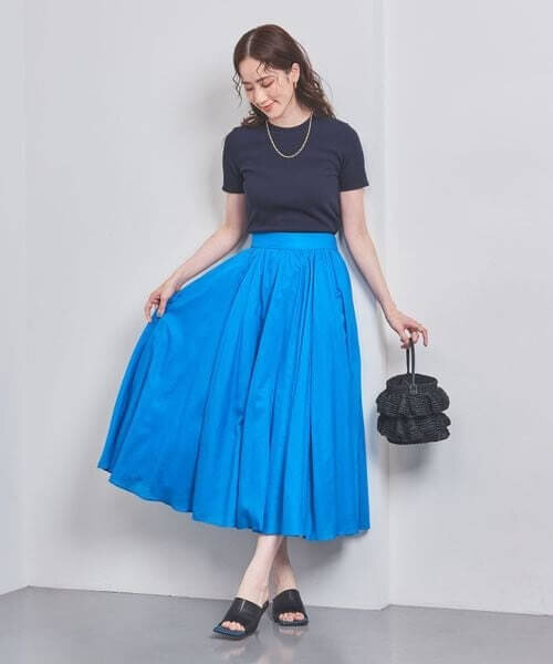 ブルーのスカートをはいた女性