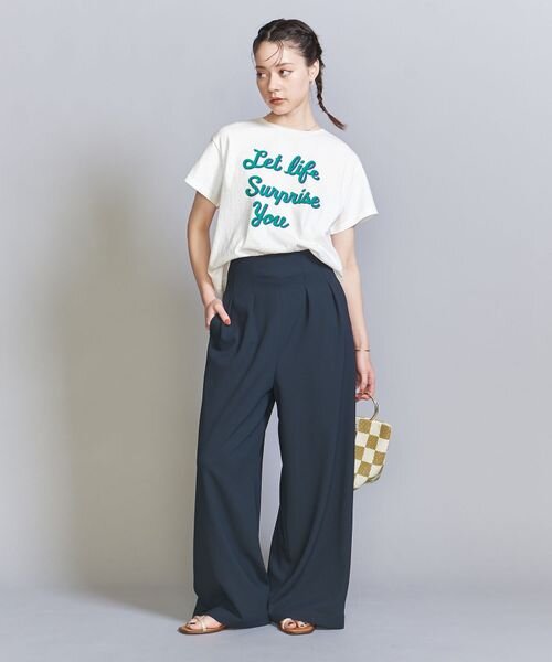 プリントTシャツを着た女性