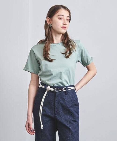 ベルトをした女性