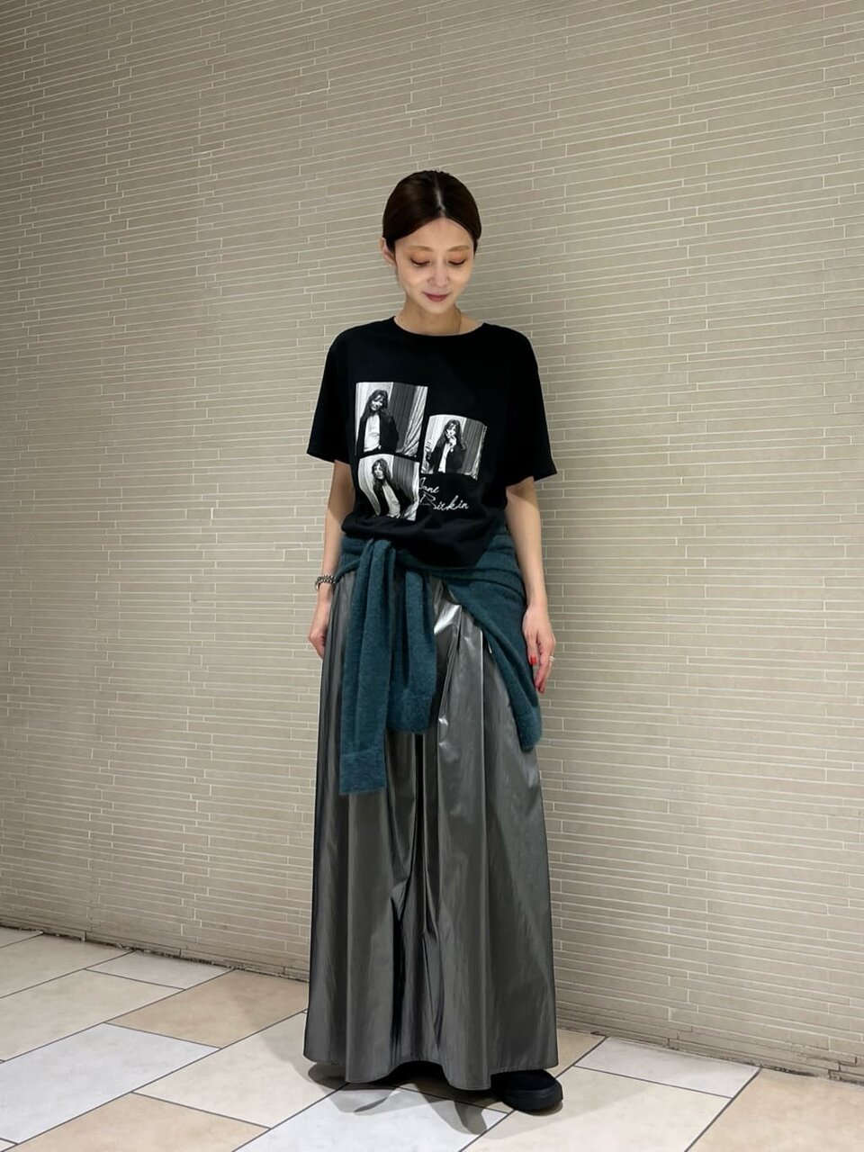 Tシャツとフレアスカートを着た女性