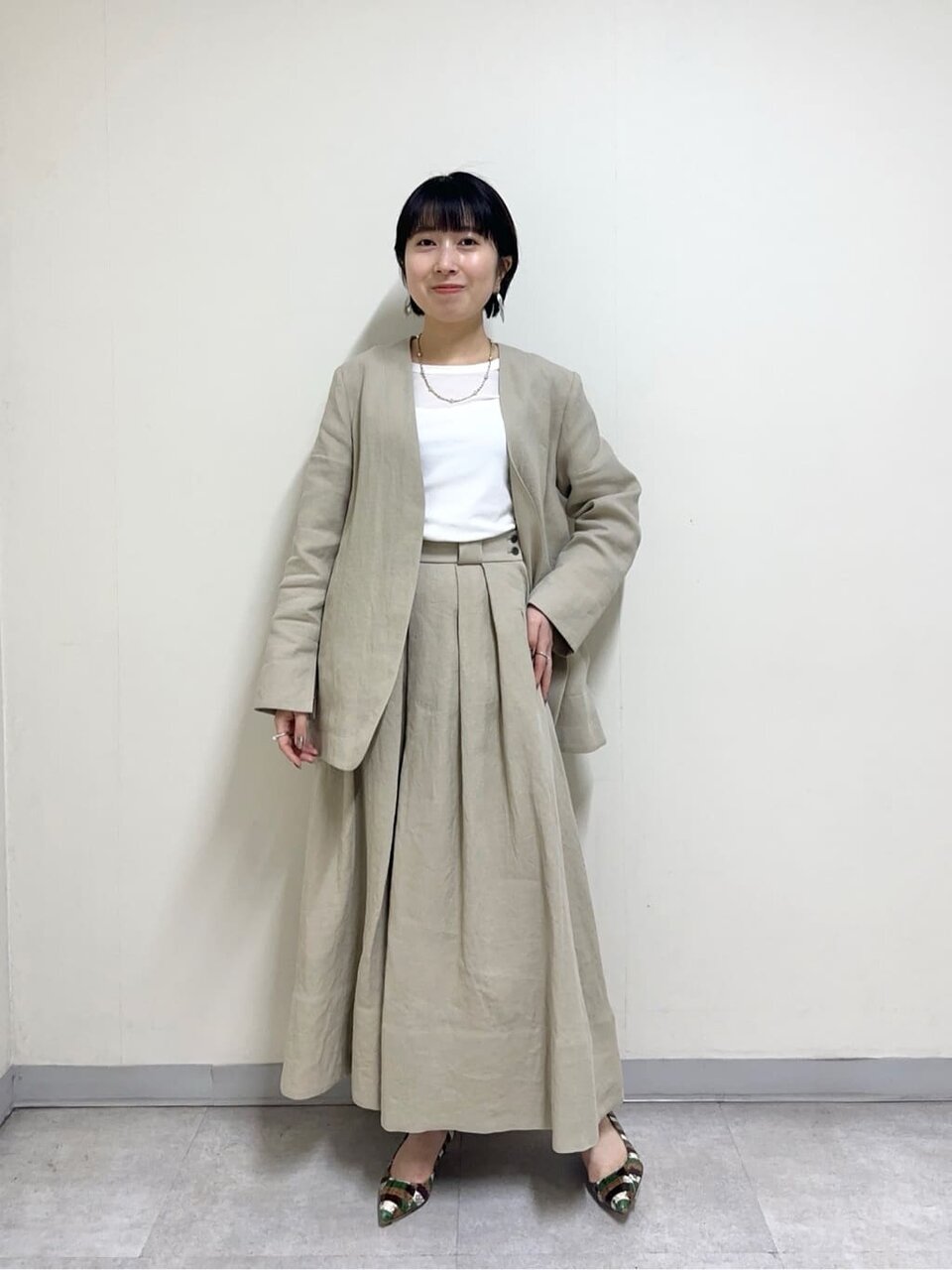 白Tシャツとセットアップを着た女性