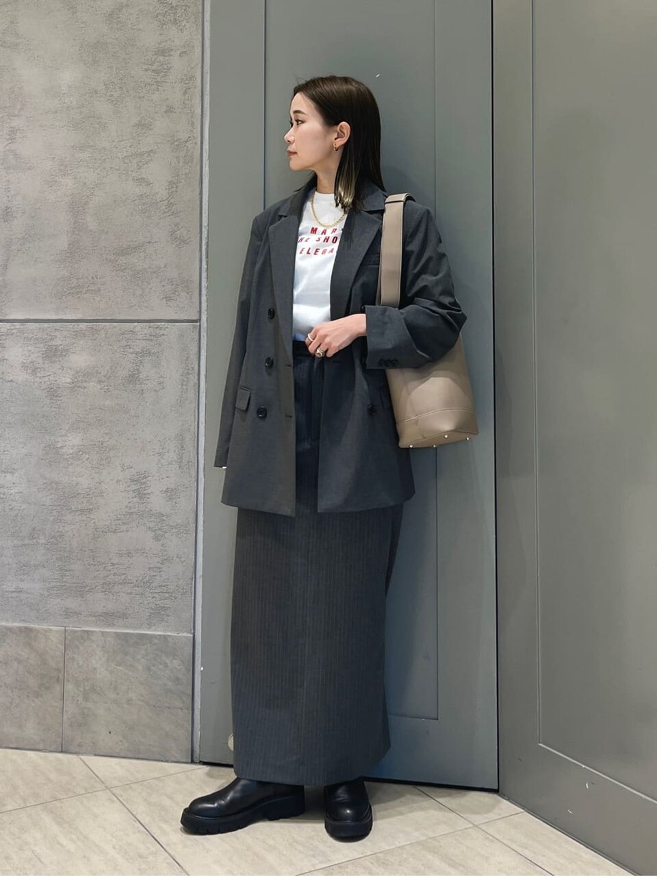 ジャケットとTシャツ、スカートを着た女性