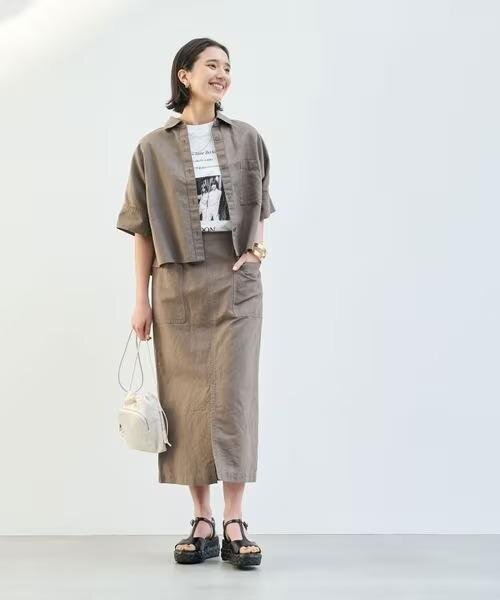 セットアップを着た女性