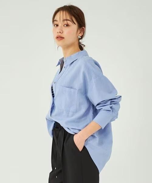 シャツをフロントインした女性