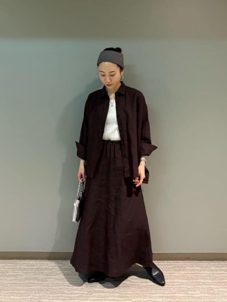 細番手リネンのシャツとスカートのコーデ