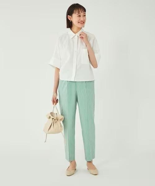 白いシャツを着た女性