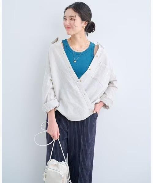 オーバーサイズのシャツを着た女性