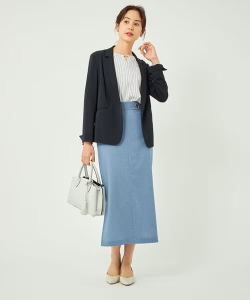 マーメイドスカートとジャケットをあわせたコンサバファッションの女性