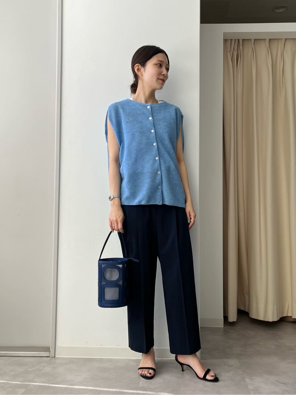 ショートスリーブニットを着た女性