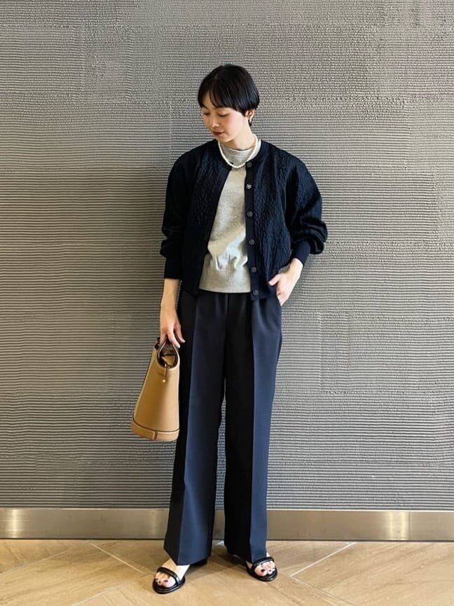 カーディガンを着た女性
