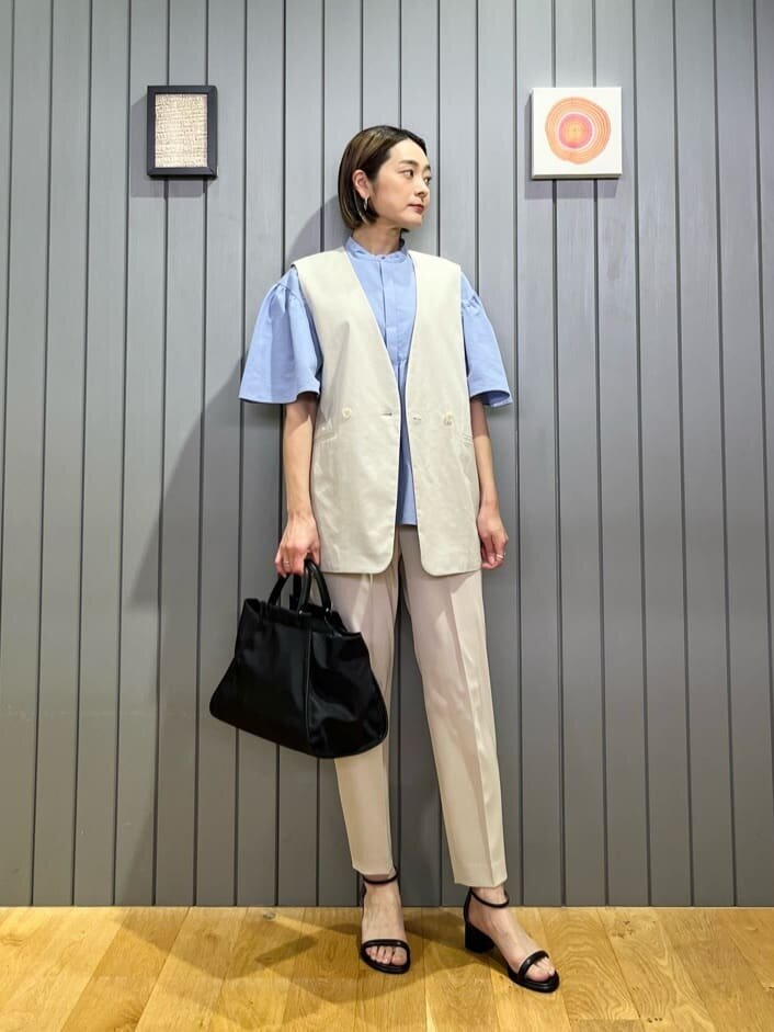 ジレを着た女性