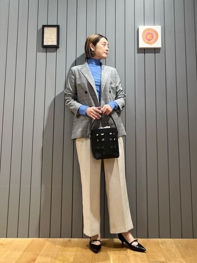 ジャケットを着た女性