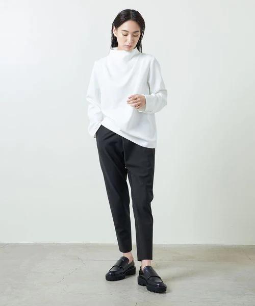 白のプルオーバー×黒のテーパードパンツのコーデ