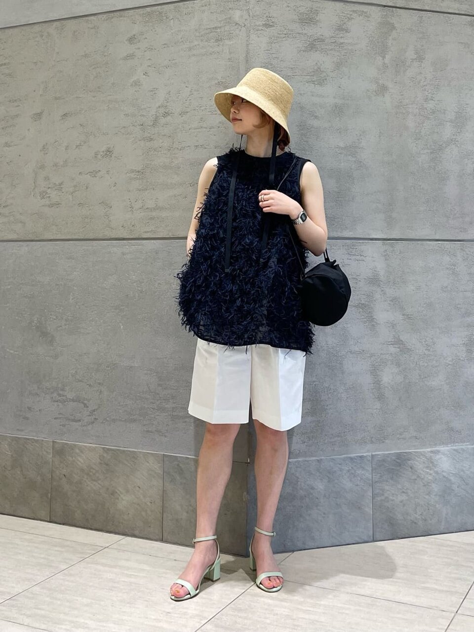 黒のチュニックブラウス×白のショートパンツ