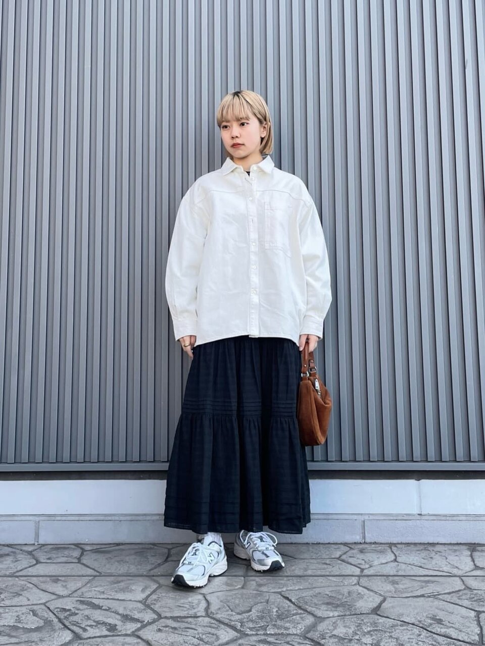 白のデニムシャツ×黒のティアードスカートのコーデ