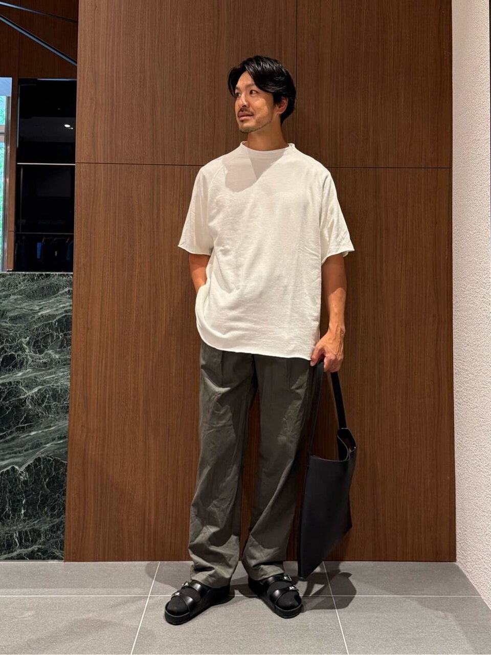 Tシャツ×チノパンのコーデ