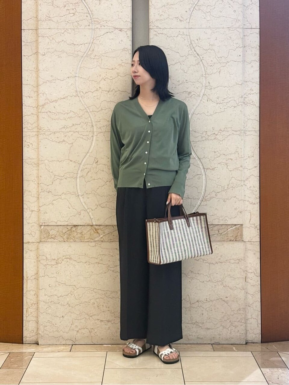 カーディガンを着た女性