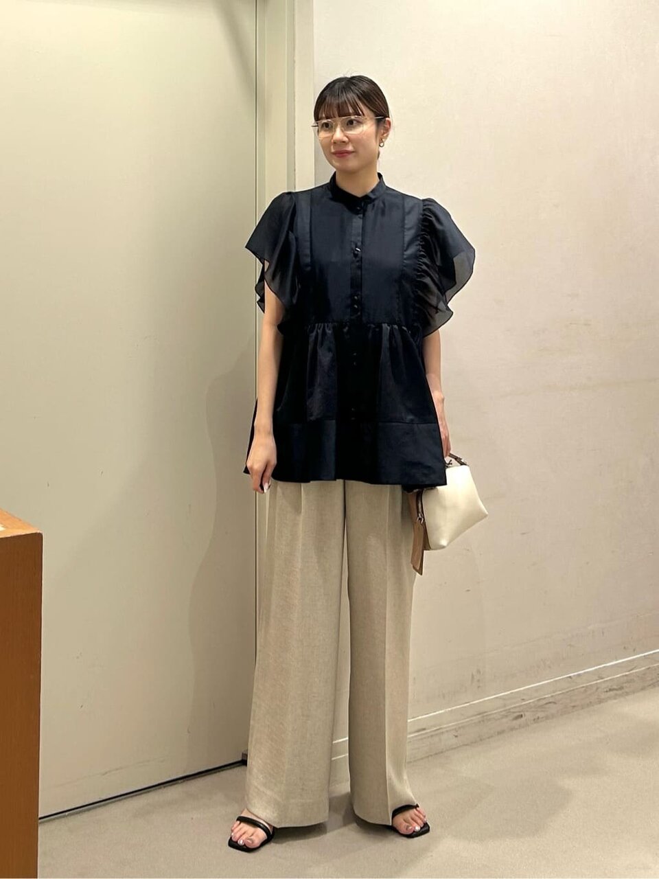 ブラウスを着た女性