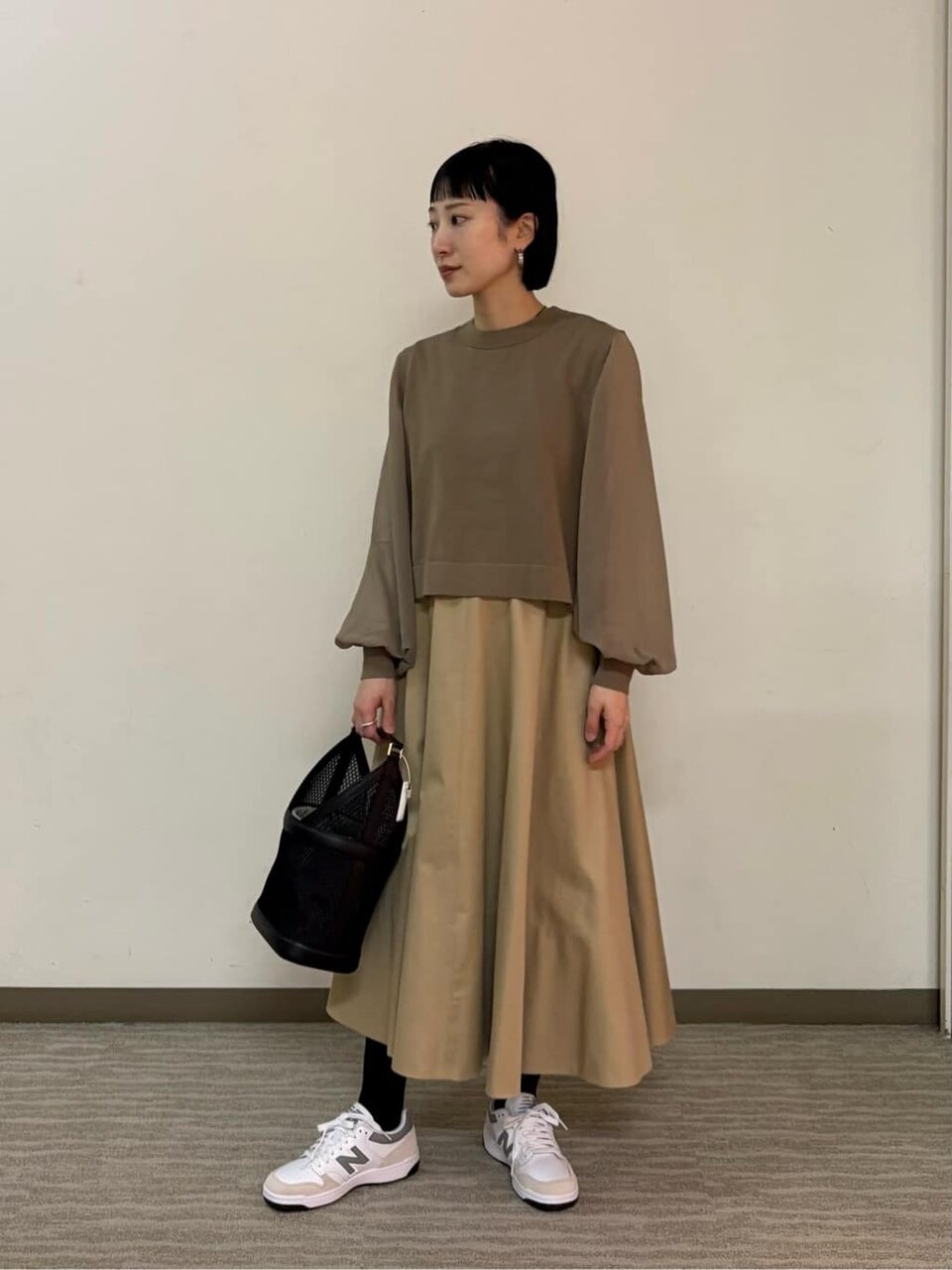 ベージュのスカートをはいた女性