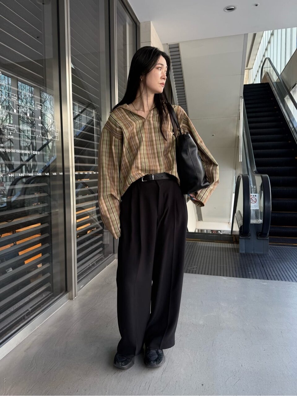シャツを着た女性