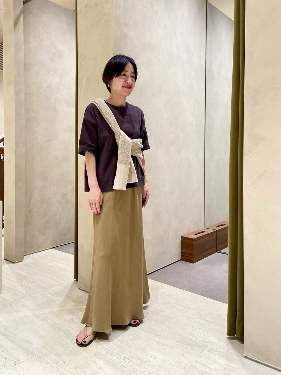 ロングスカートをはいた女性