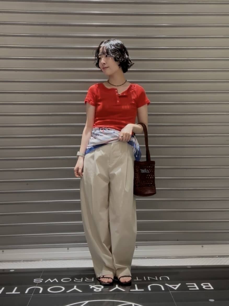 赤いトップスを着た女性