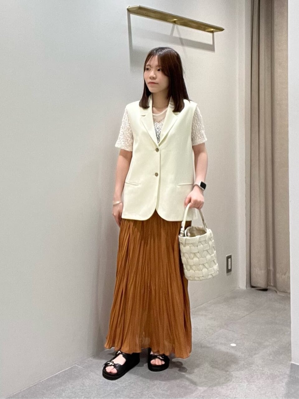 ロングスカートをはいた女性