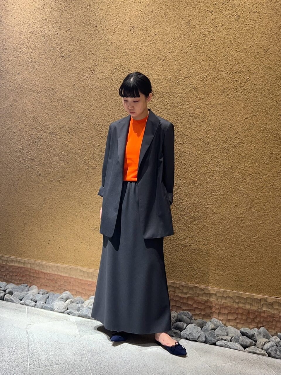 オレンジ色のTシャツを着た女性