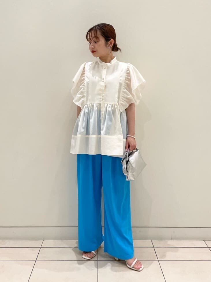ブルーのワイドパンツをはいた女性
