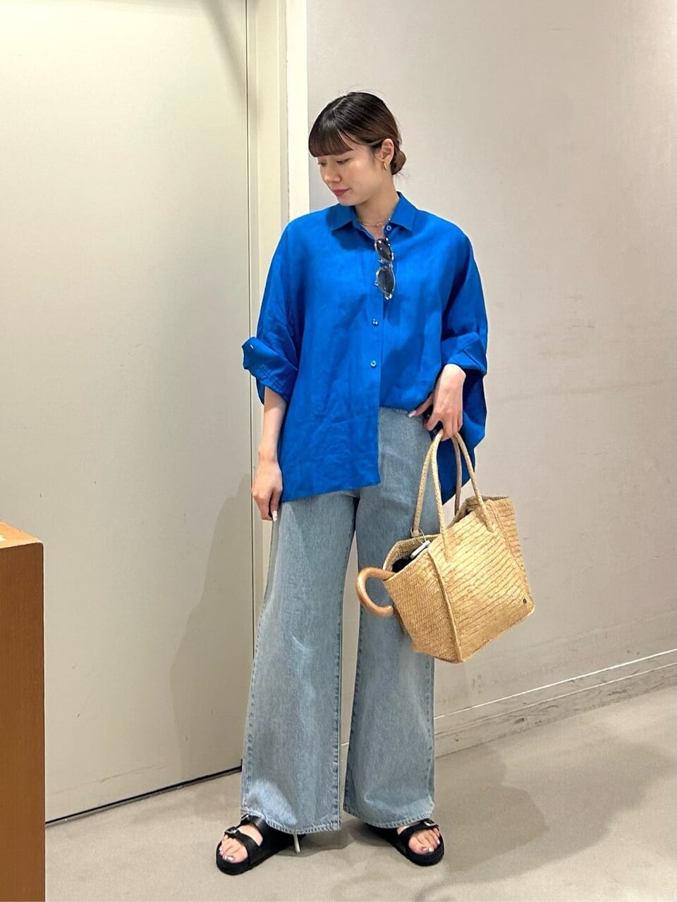 ブルーのシャツを着た女性