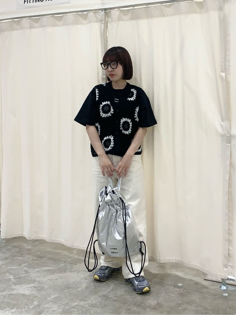 ニットベストを着た女性