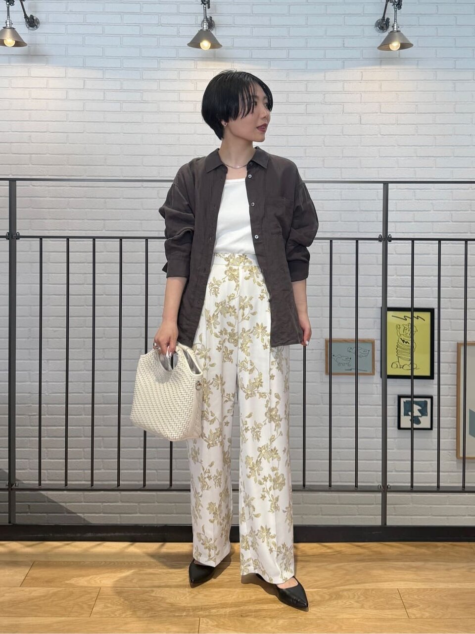花柄パンツをはいた女性