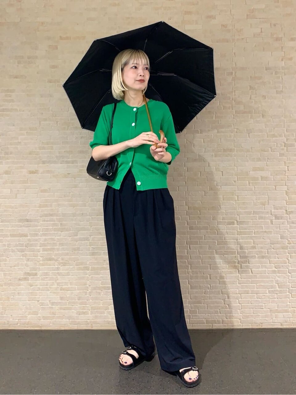 カーディガンを着た女性