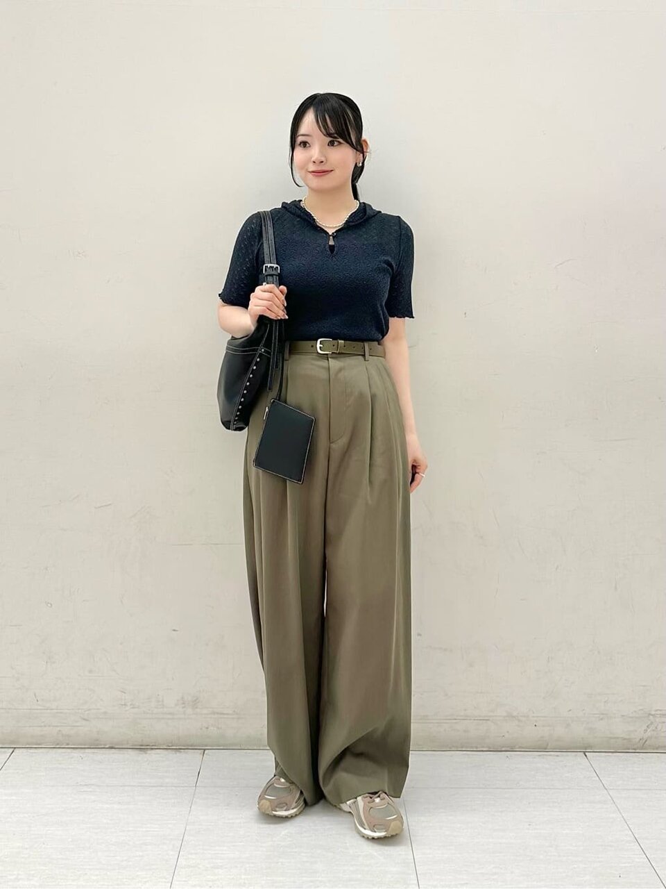 フード付きトップスを着た女性