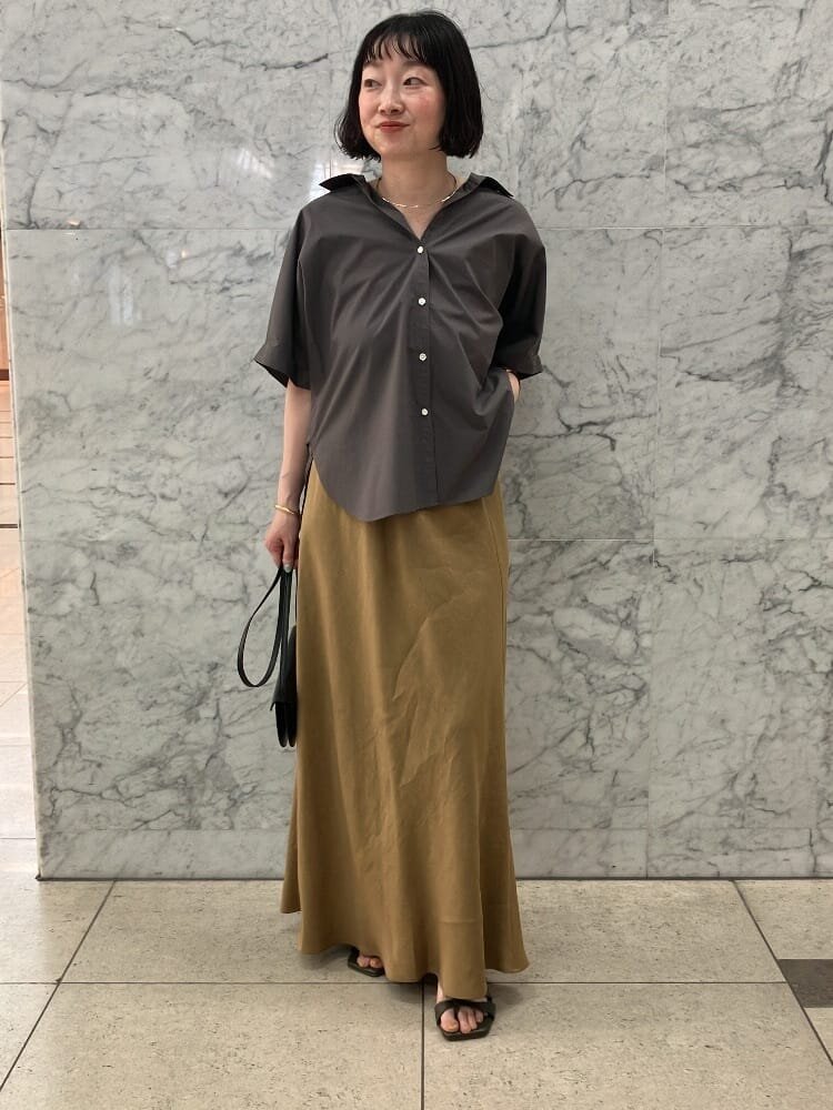 シャツを着た女性
