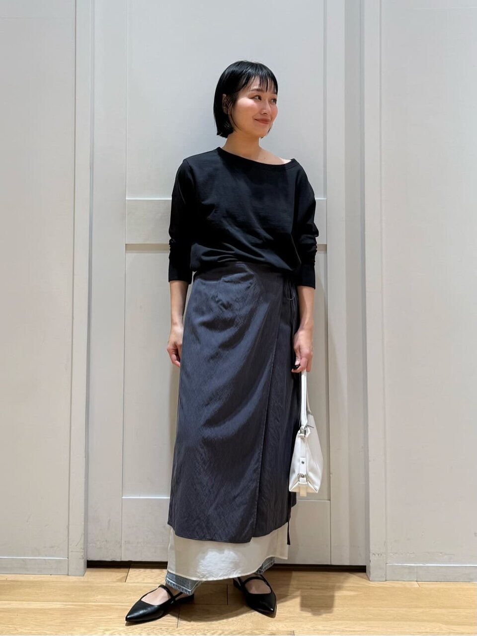 ロングスカートをはいた女性