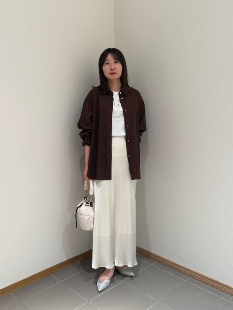 シャツを着た女性
